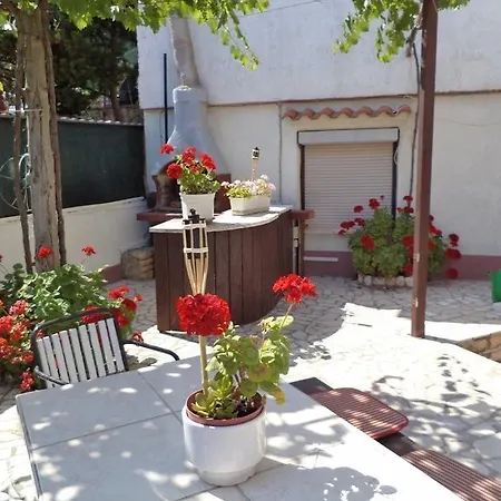 House 633-3 633-4 * Pula
