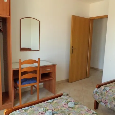 House 633-3 633-4 Daire Pula