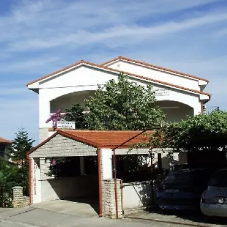 House 633-3 633-4 Daire Pula