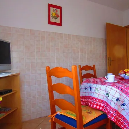 House 633-3 633-4 Daire Pula