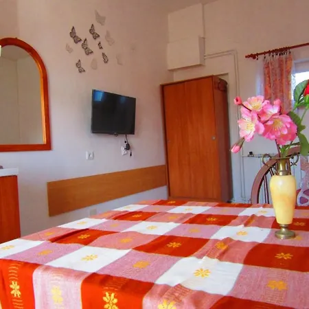 Apartment House 633-3 633-4 *