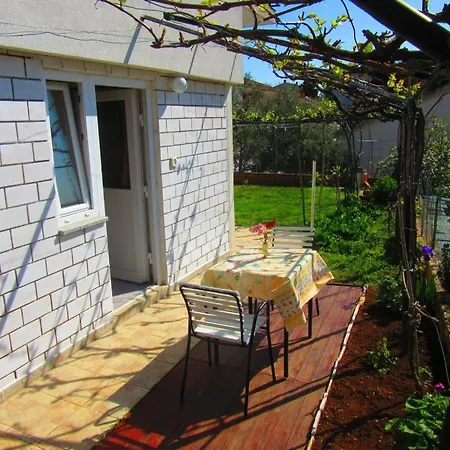 Apartment House 633-3 633-4 *