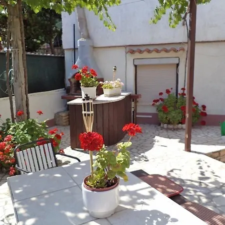 House 633-3 633-4 * Pula