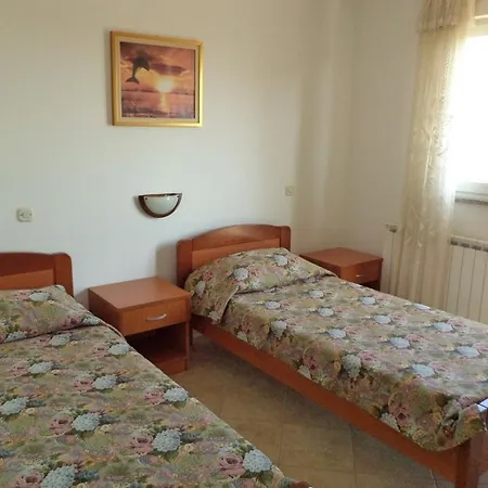 Apartment House 633-3 633-4 *